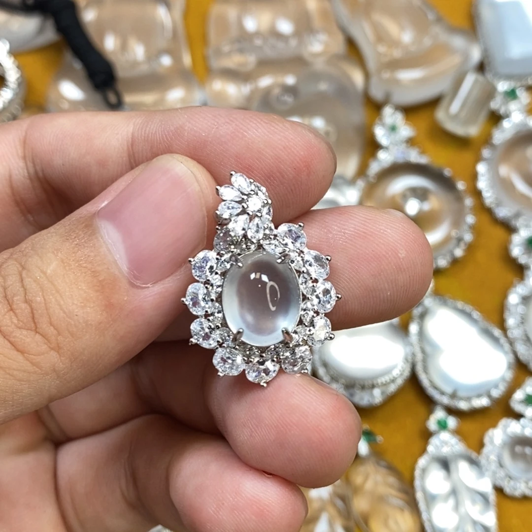 颈饰未镶嵌石英质玉吊坠