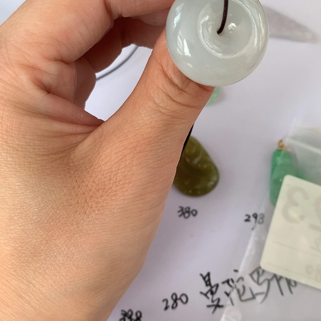 翡翠未镶嵌颈饰奶**酥平安扣