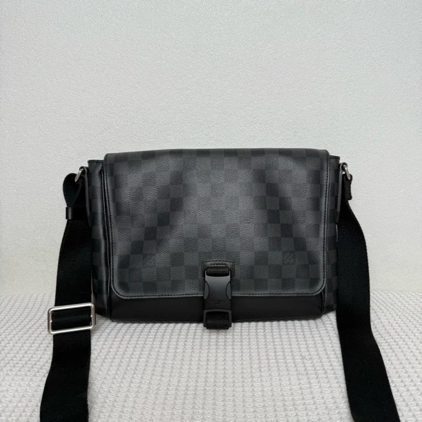 99新 LouisVuitton/路易威登 98新/5812时尚黑棋盘格小号邮差包