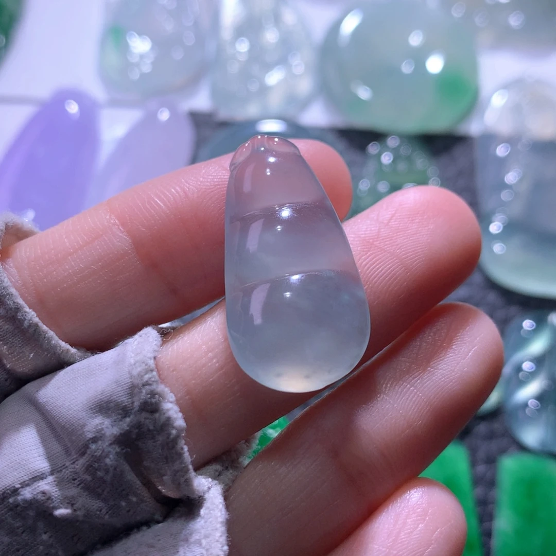 翡翠足金镶嵌颈饰豆