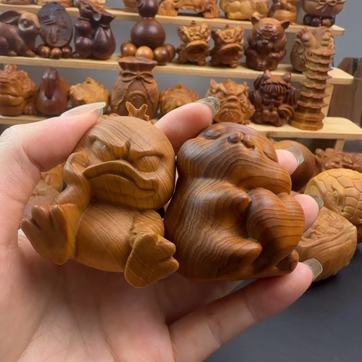 洁***柏木可达鸭爱心兔崖柏手把件