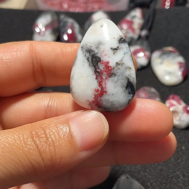 天然辰砂原石吊坠