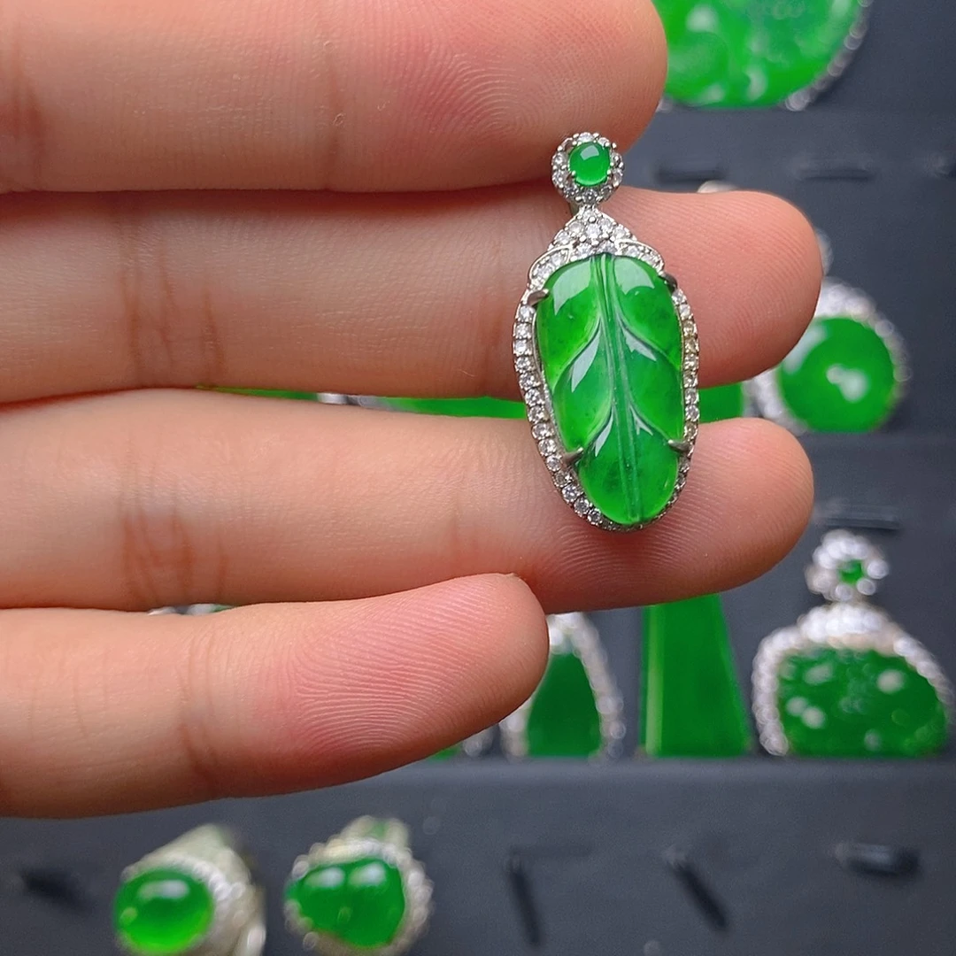 翡翠未镶嵌吊坠(赠链)吊坠