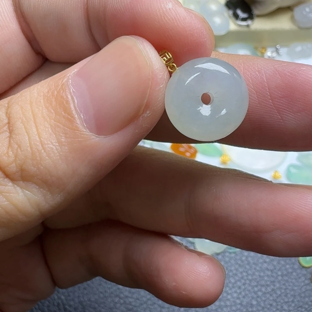 颈饰18K金镶嵌翡翠小平安扣
