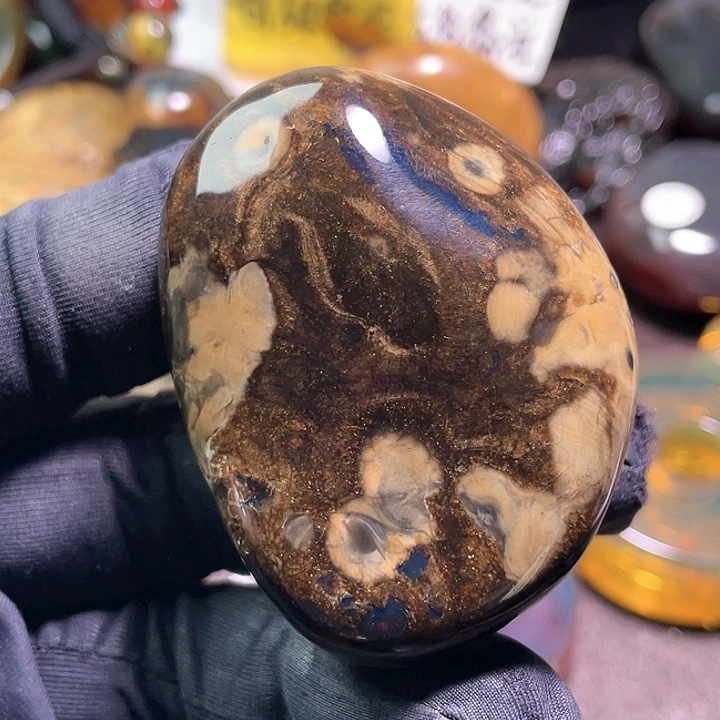 琥珀裸石未镶嵌，。