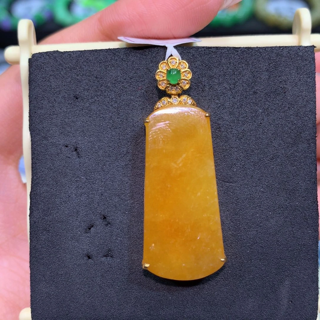 翡翠18K金镶嵌颈饰翡翠