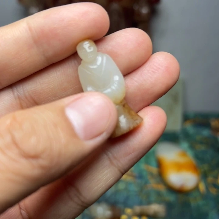 黄色瓷观音型吊坠