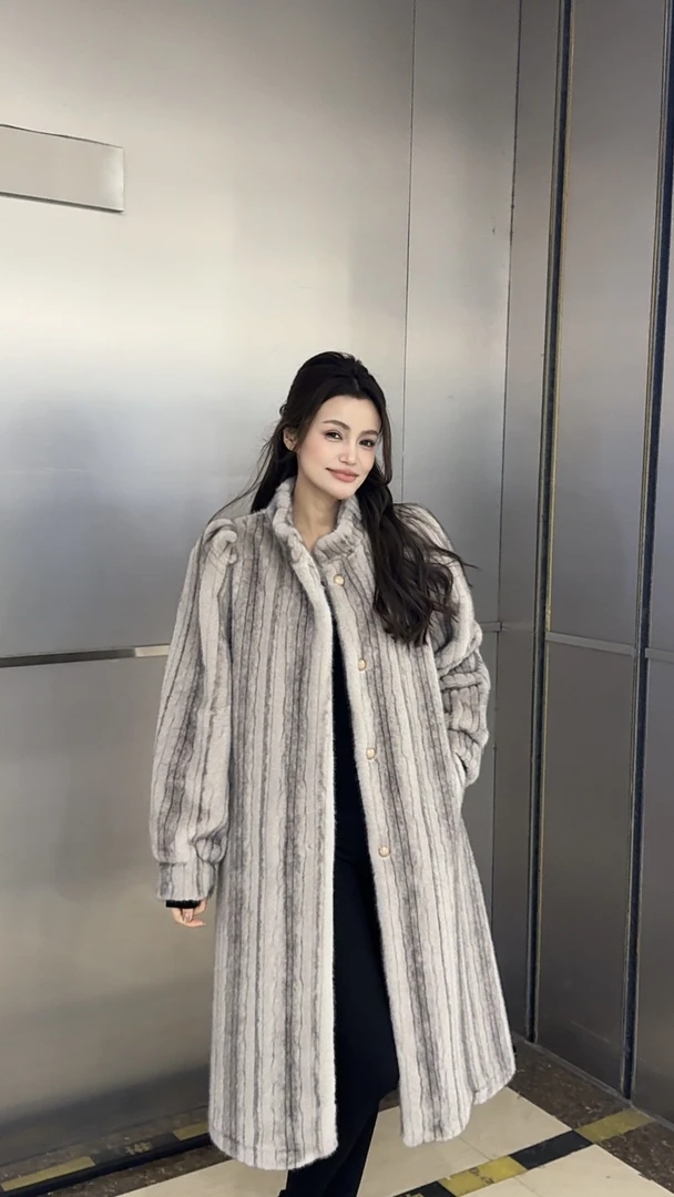 【迪拉呀】2025年九尾狐长款毛毛外套衣长110厘米JW85007