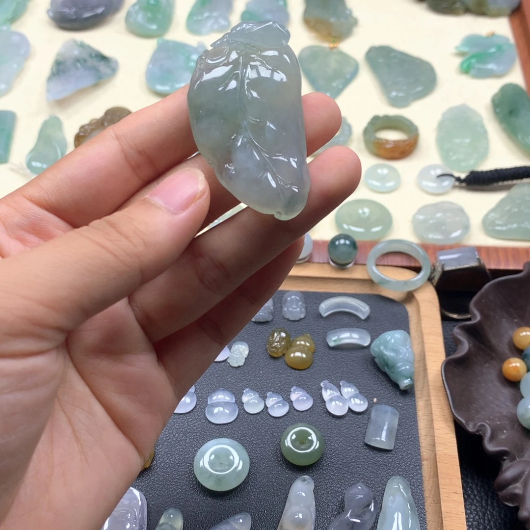 翡翠未镶嵌颈饰叶子