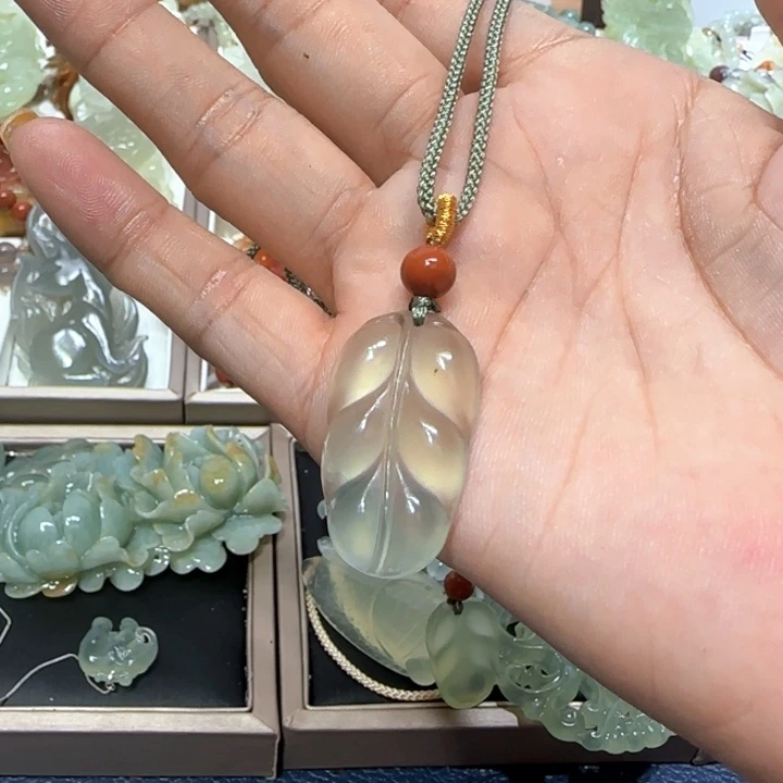 蛇纹石玉未镶嵌吊坠