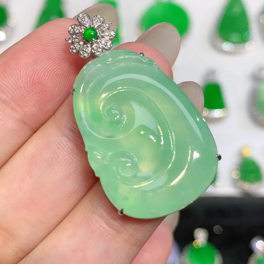 翡翠18K金镶嵌颈饰吊坠