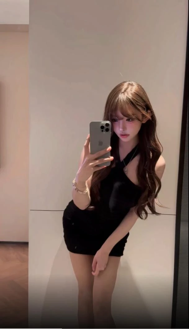 2025年夏季新款女装法式纯欲弹力舒适挂脖领无袖短裙纯欲连衣裙女