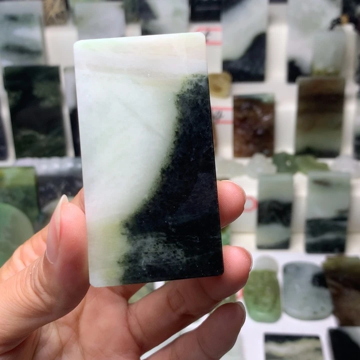 段***离独山玉未镶嵌颈饰