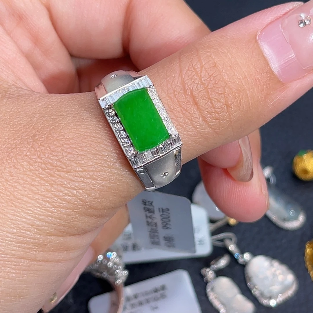 18K金镶嵌戒指翡翠马鞍