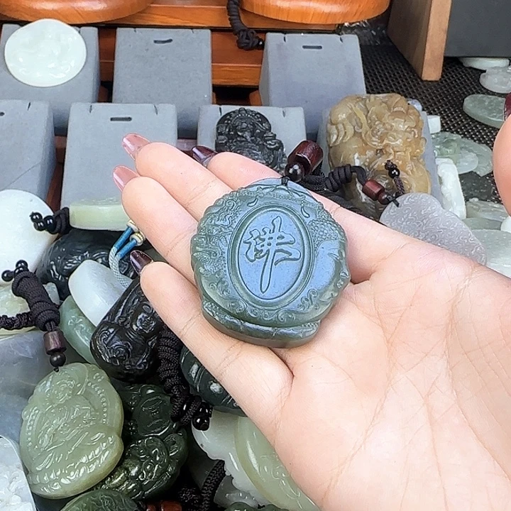 颈饰未镶嵌和田玉
