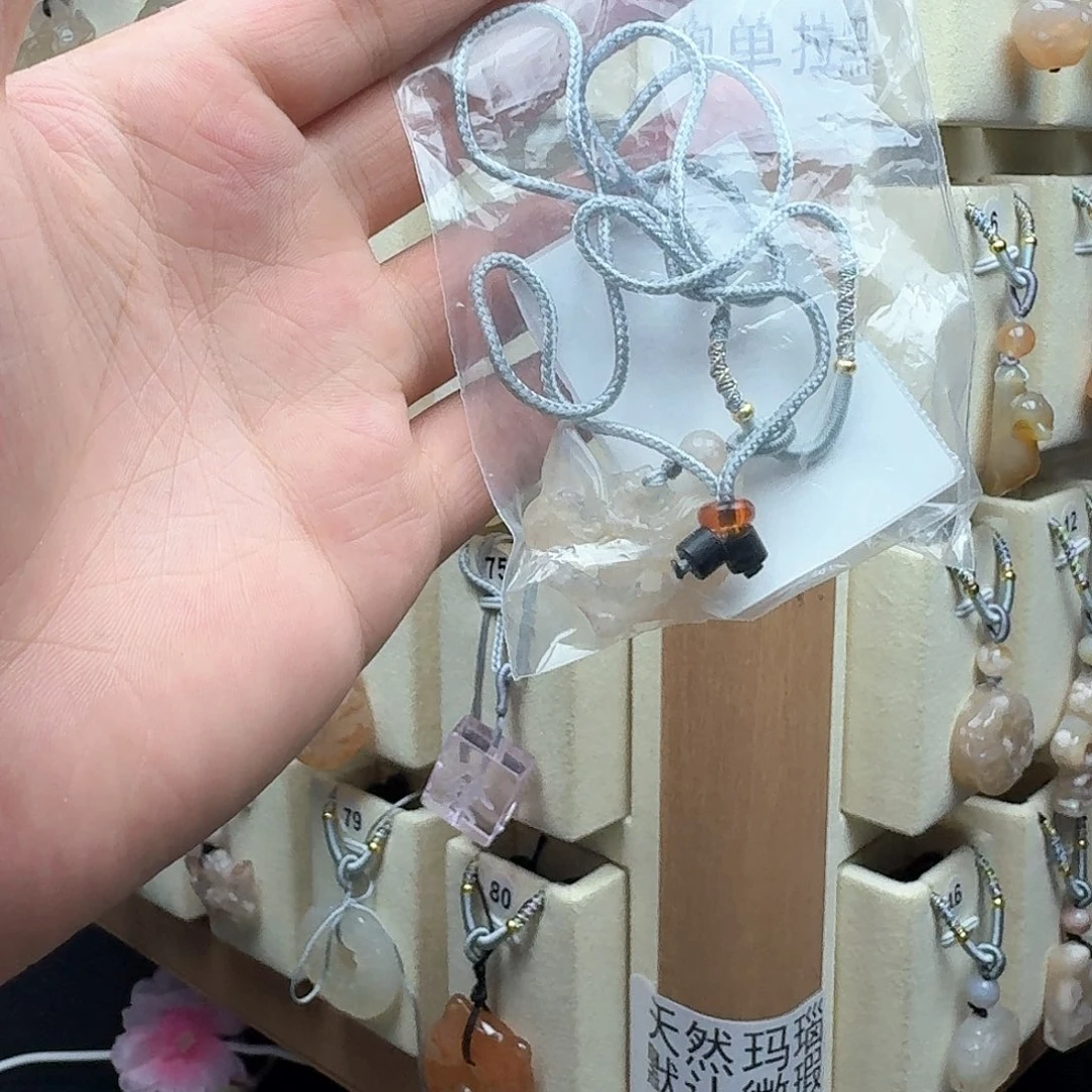 石英质玉未镶嵌颈饰?*金