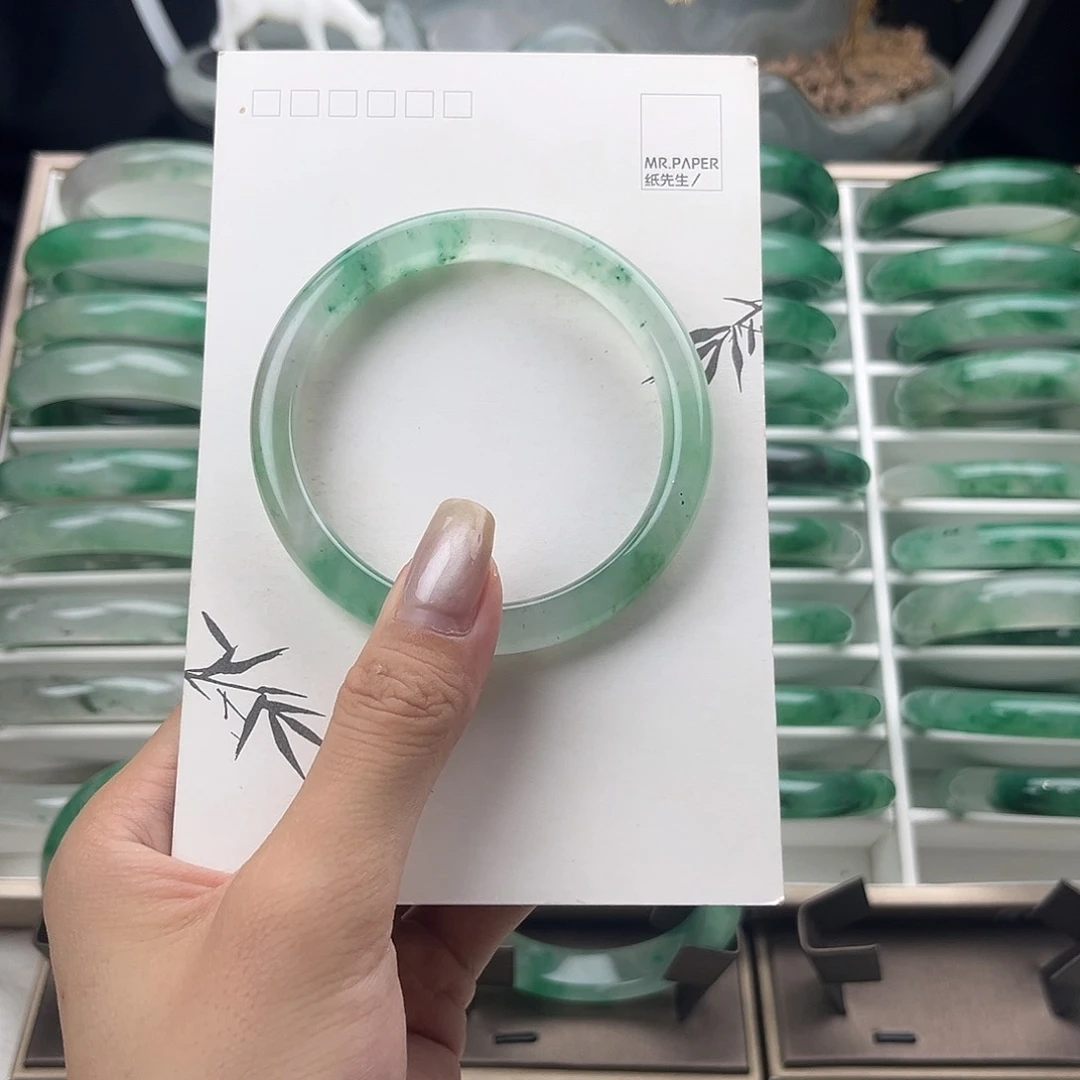 石英质玉手镯未镶嵌越**好