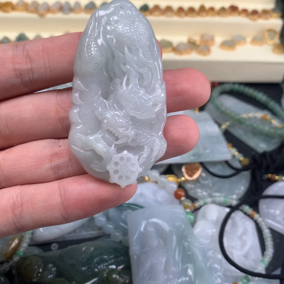 翡翠未镶嵌颈饰龙牌