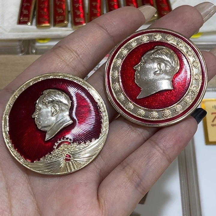 辉达利红色收藏纪念章