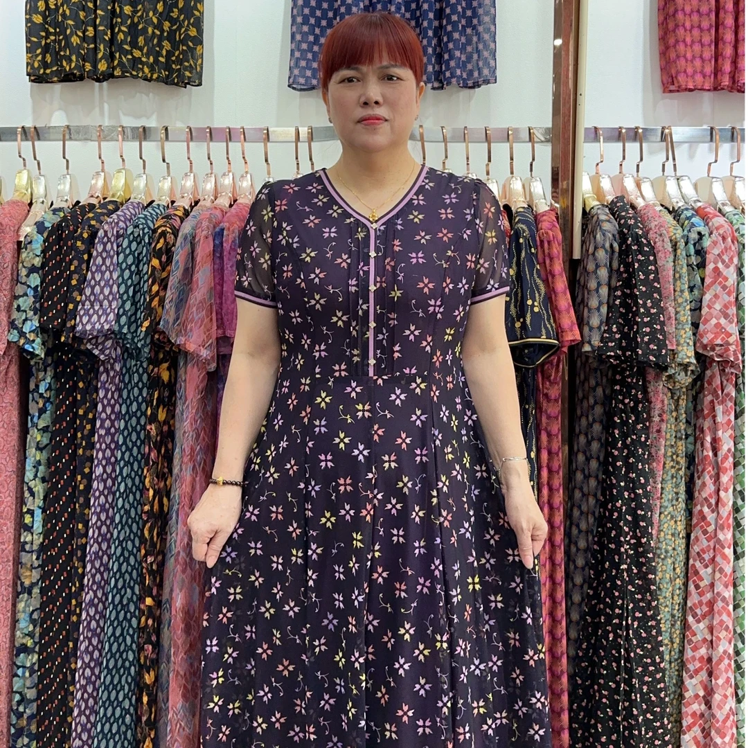 2025新款夏季中老年妈妈连衣裙紫色休闲时尚显瘦碎花气质连衣裙