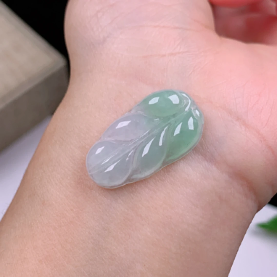 天然翡翠A货冰润飘绿精美挂件吊坠