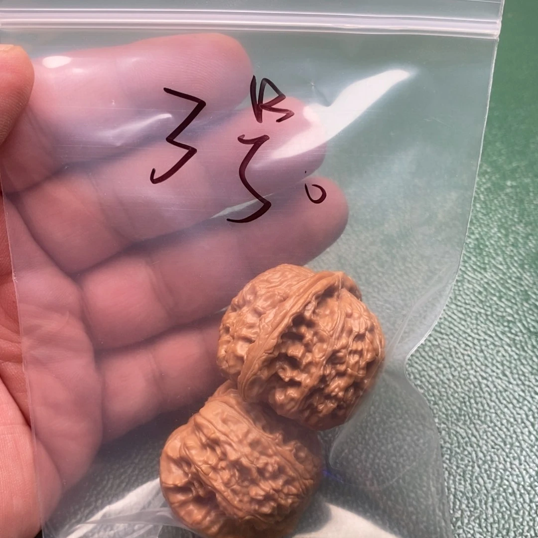 桃核吊坠白狮子和红椒各半