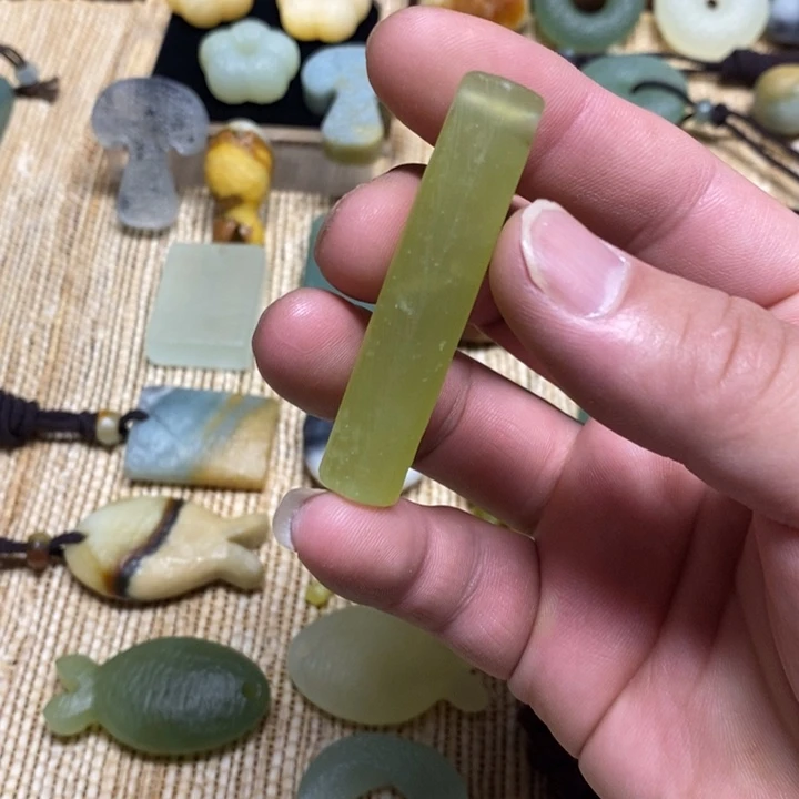 蛇纹石玉未镶嵌颈饰