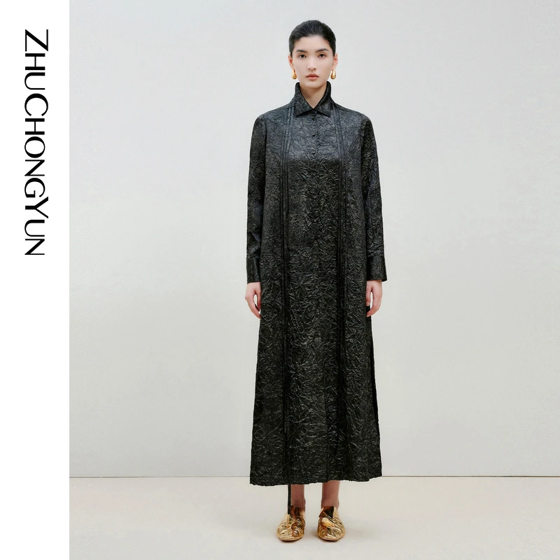 ZHUCHONGYUN2025春收腰翻领腰带黑色褶皱缎面长款连衣裙C1FZ15116