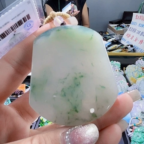 翡翠未镶嵌颈饰一个