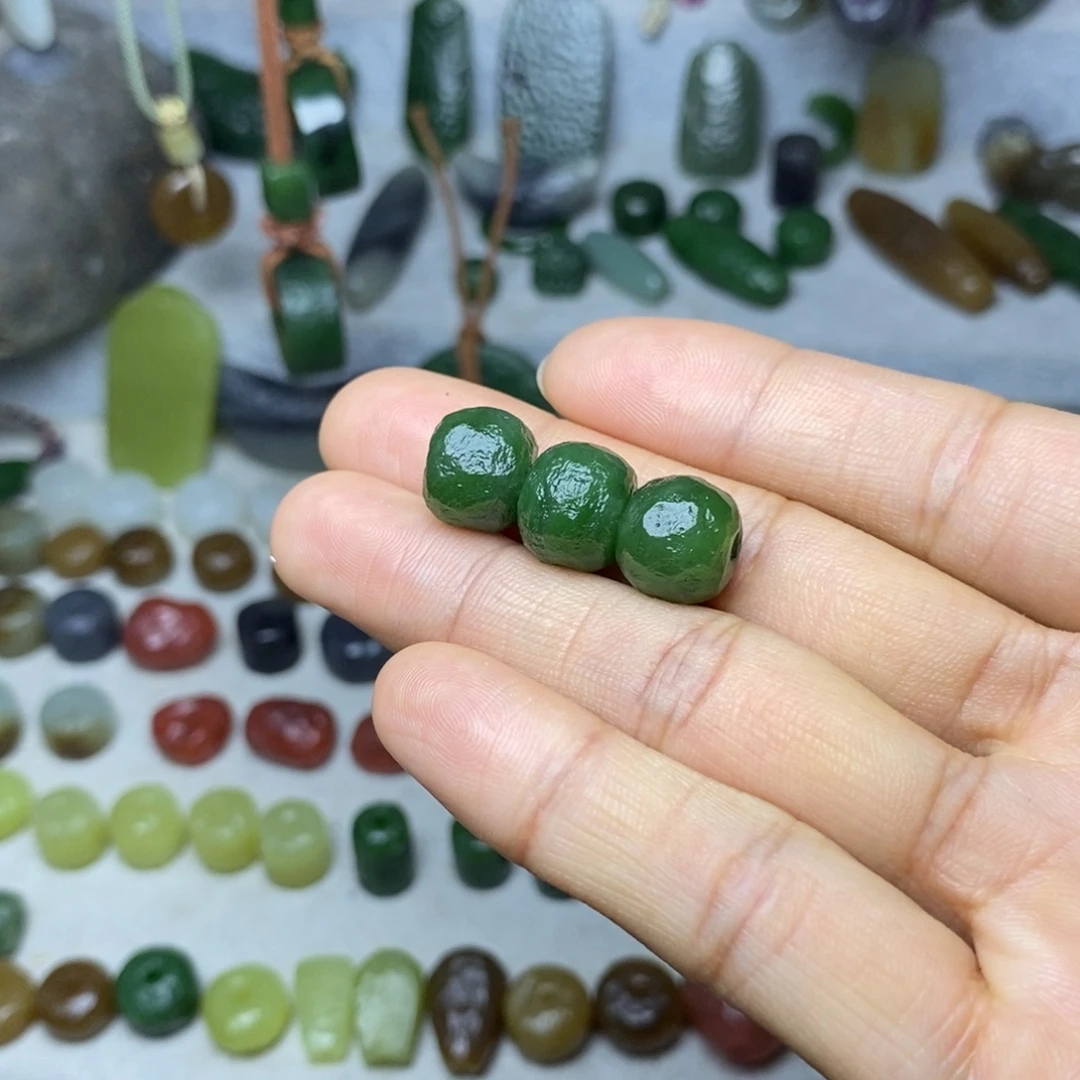 阳***媚颈饰未镶嵌和田玉