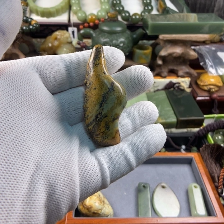 吊坠(赠链)未镶嵌岫岩河磨玉（透闪石质玉）王*龙