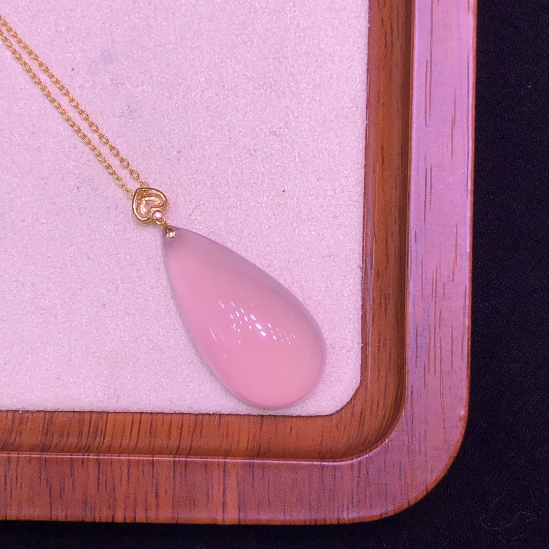 天然莫桑比克星光粉水滴，芙蓉石，颜色粉润，雕工精细。18K金扣