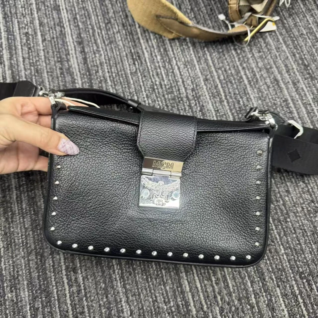95新 MCM mcm黑色铆钉边03011/二奢包包