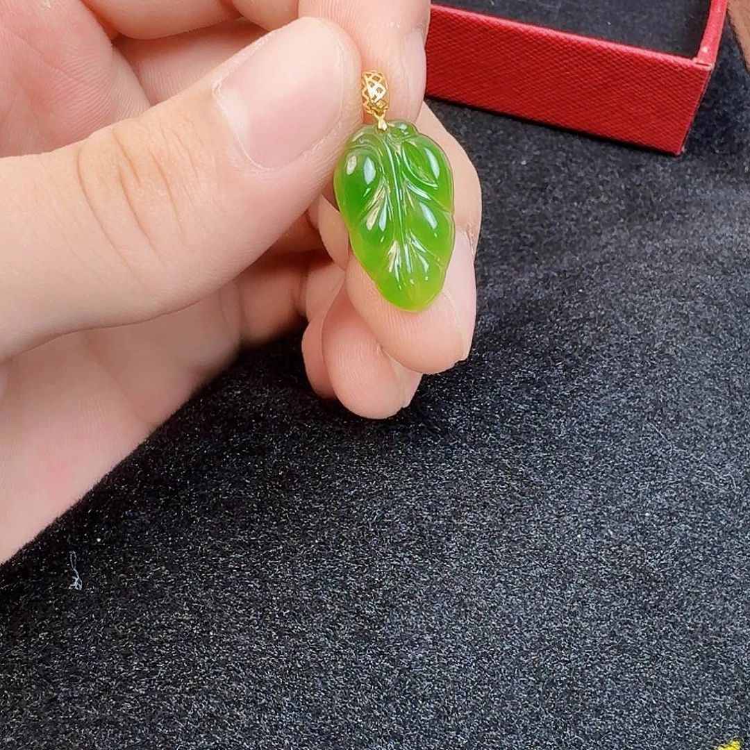 颈饰18K金镶嵌和田玉