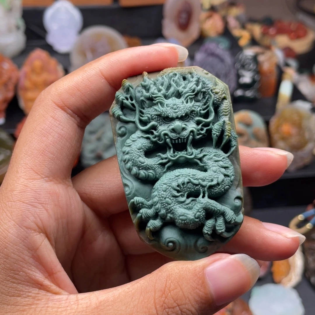 未镶嵌手工雕刻定制石英质玉（阿拉善玉）青龙牌