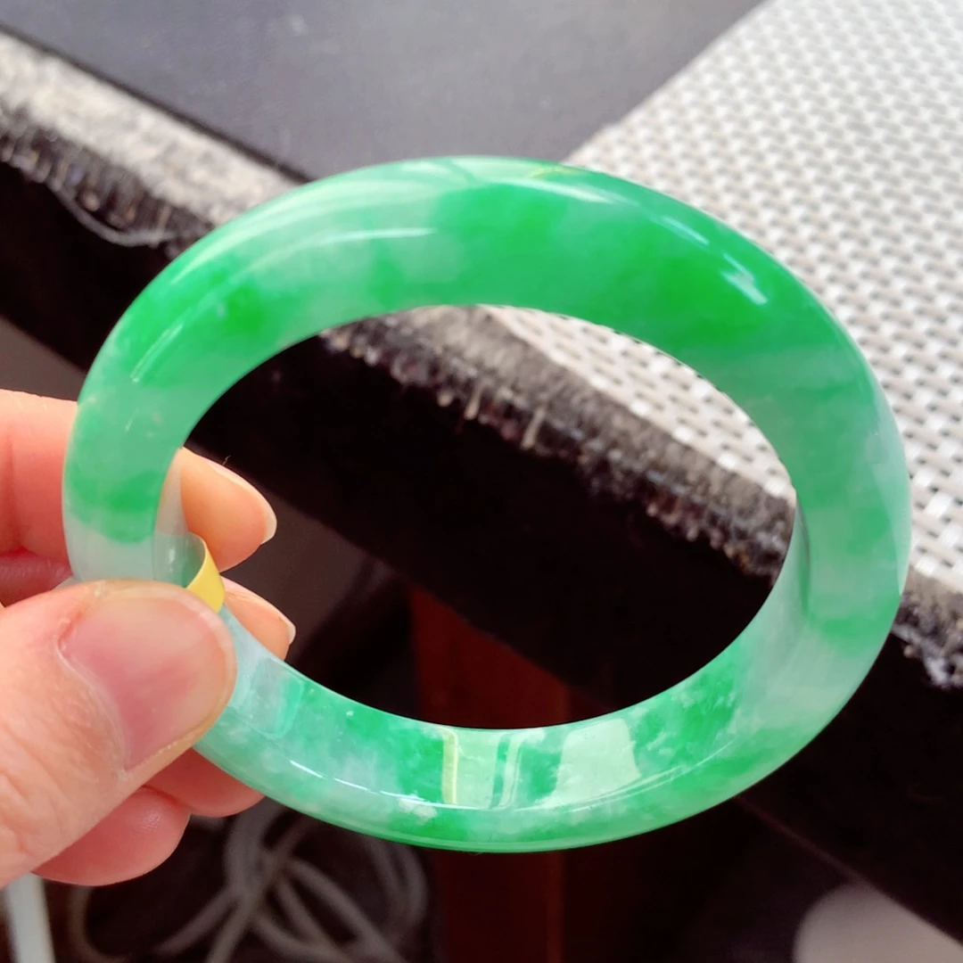 翡翠手镯未镶嵌缅甸