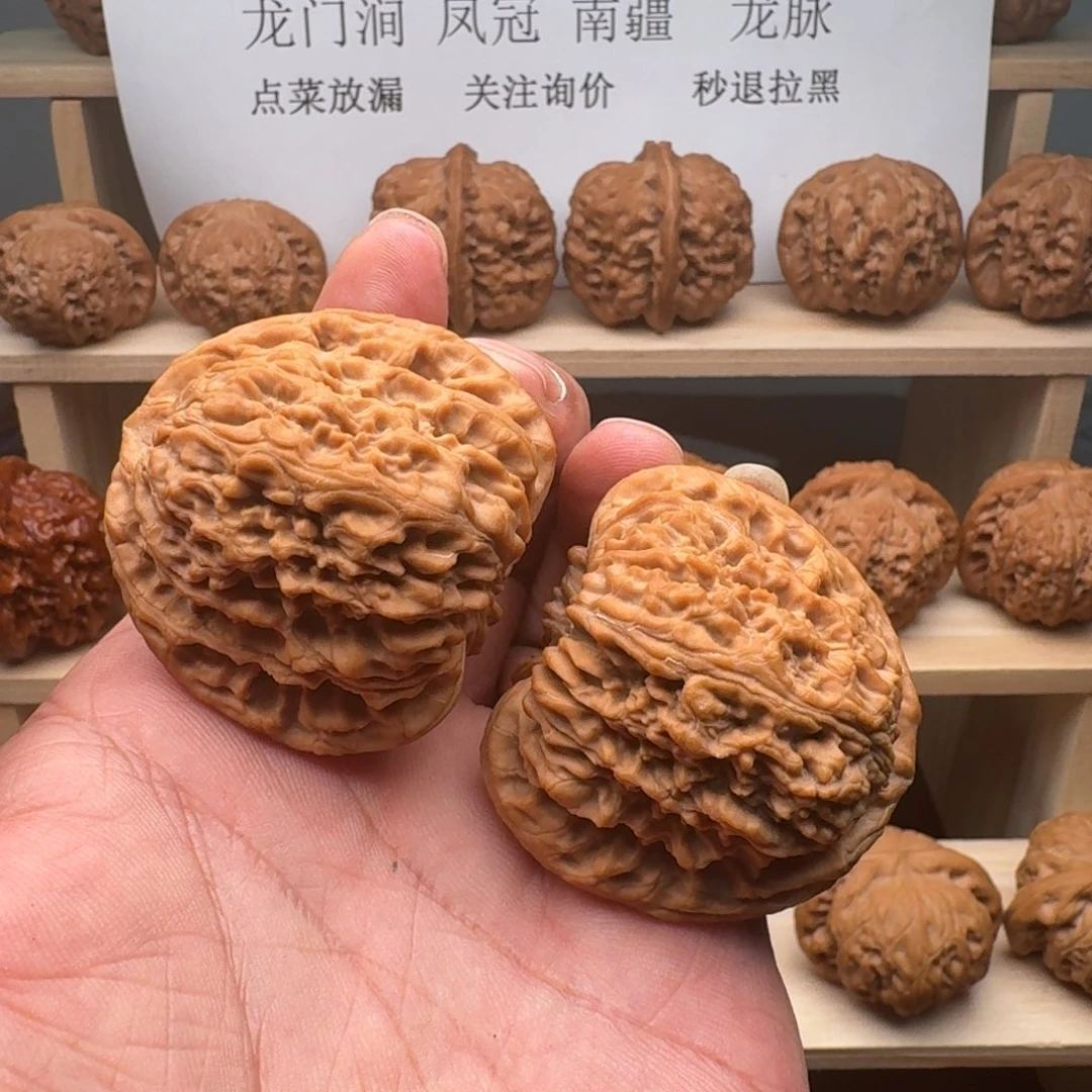 欣***贝吊坠文玩核桃南疆