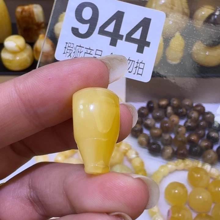 未镶嵌琥珀裸石11.9瑕疵