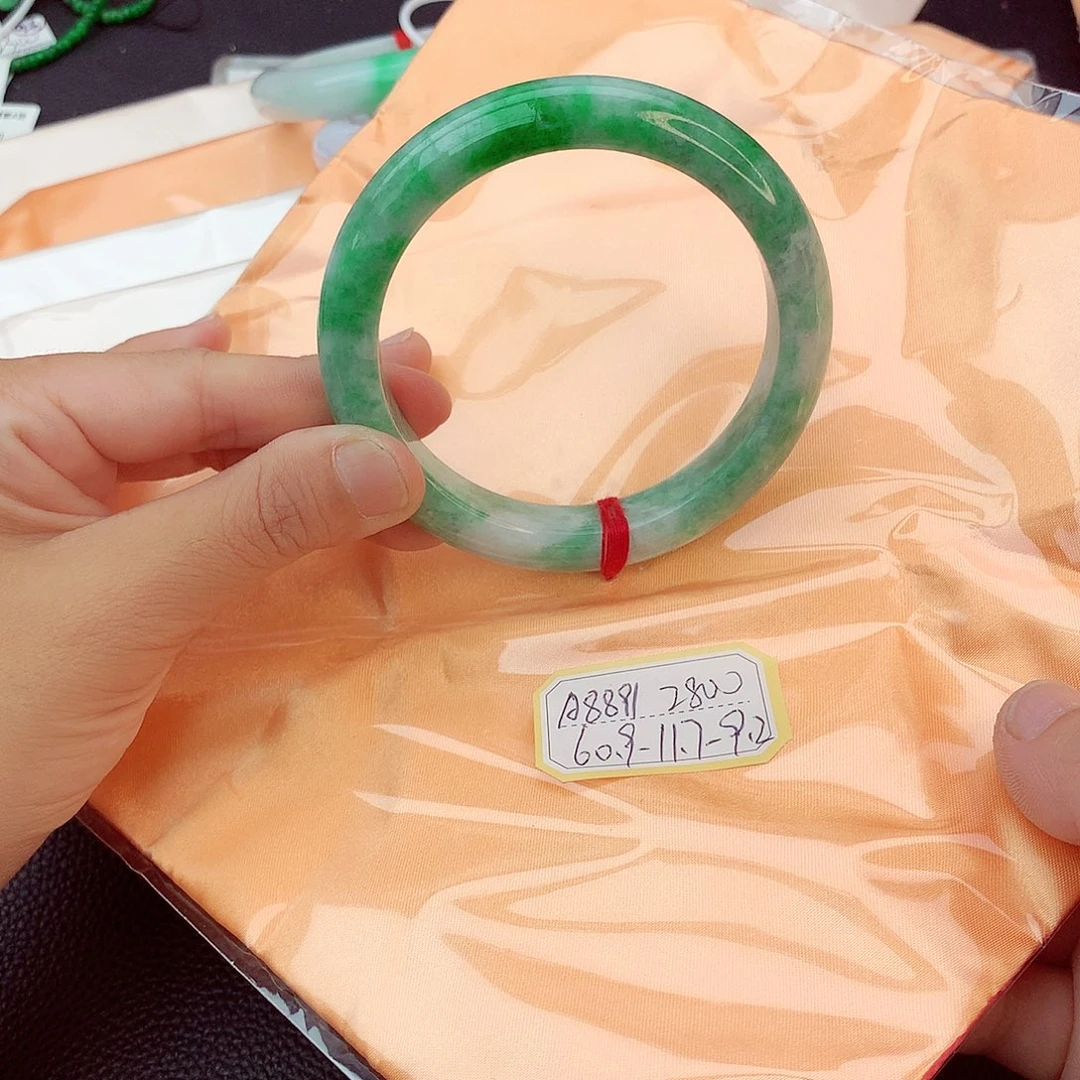 翡翠手镯未镶嵌翡翠