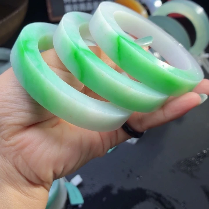 未镶嵌手镯定制翡翠