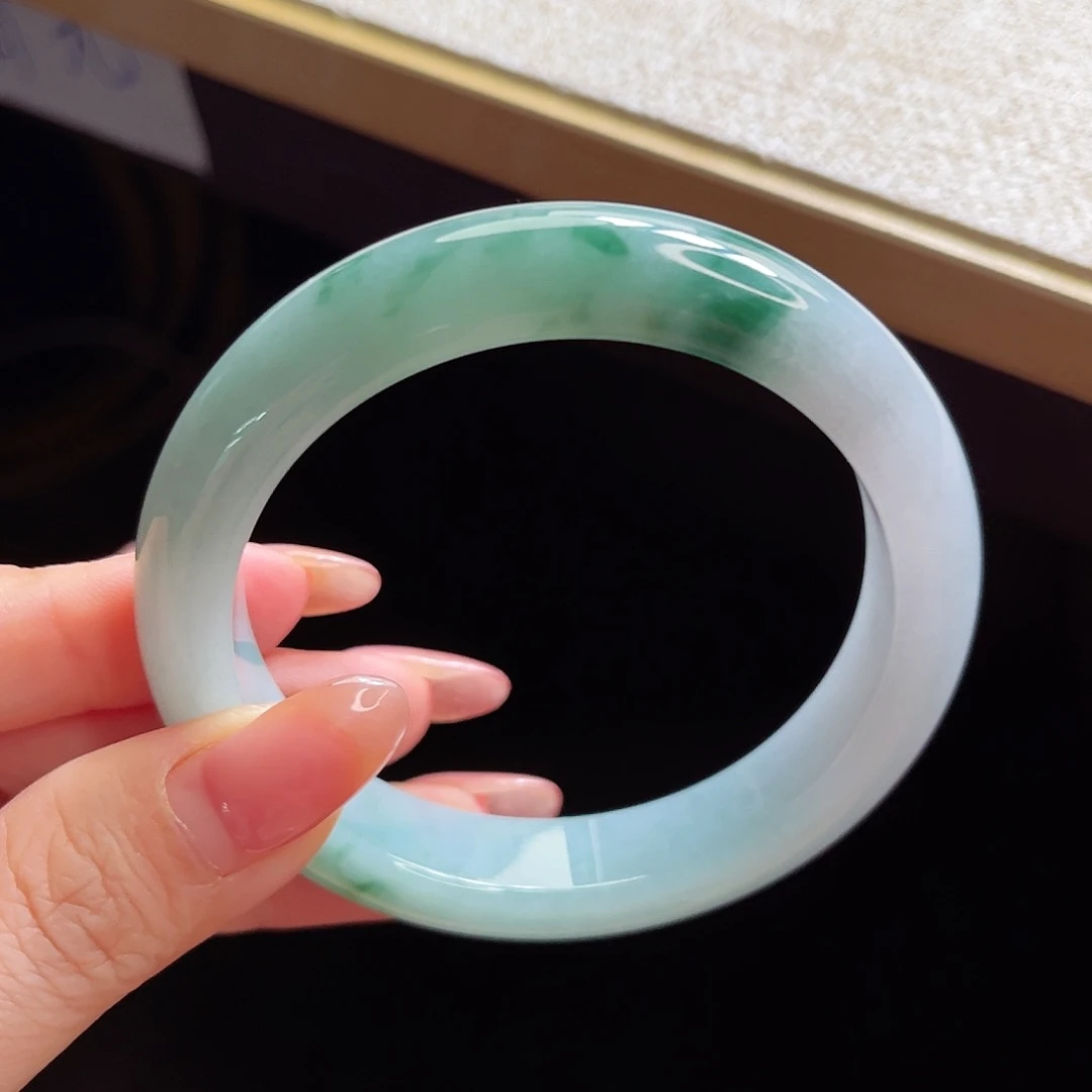 翡翠手镯未镶嵌手镯