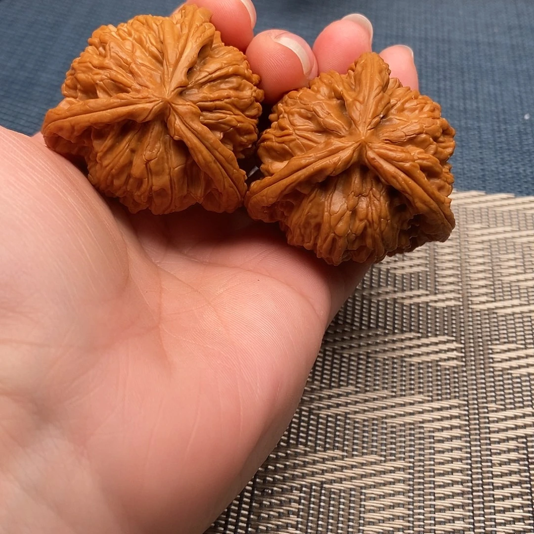 辽***队文玩核桃吊坠三棱