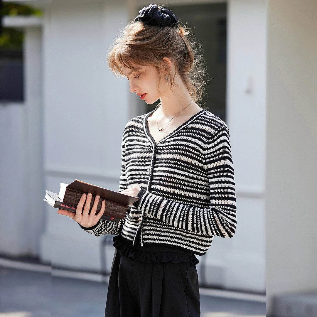 白鹿语25春夏款休闲时尚微弹V领撞色条纹开衫针织衫BY20126