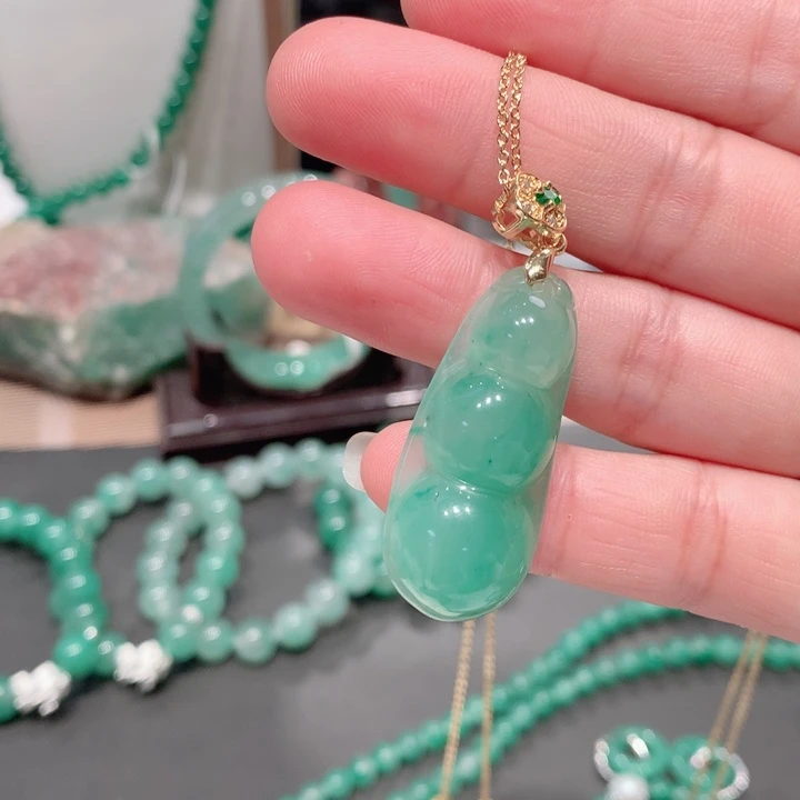 石英质玉（非洲翠）合金颈饰