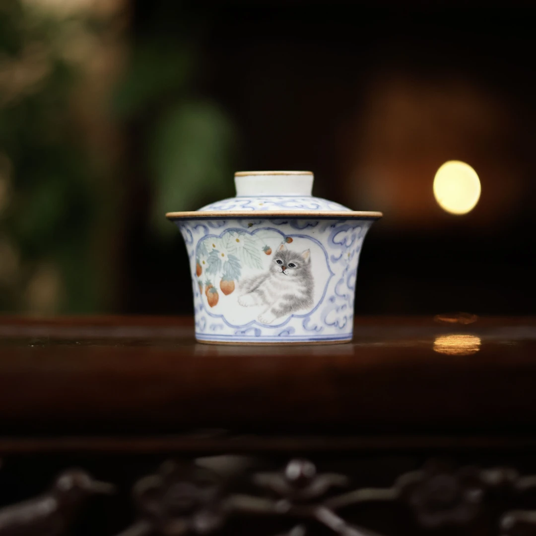 【小田甄陶】草莓猫咪诗文-朴云堂-马蹄盖碗120ML（朴碗0185）