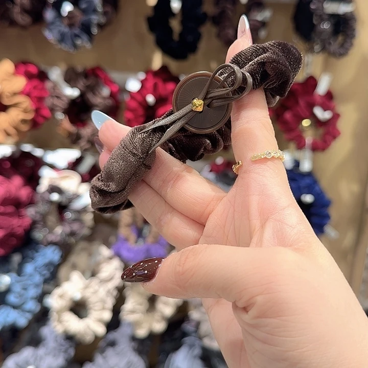 纽扣丝绒发圈棕色