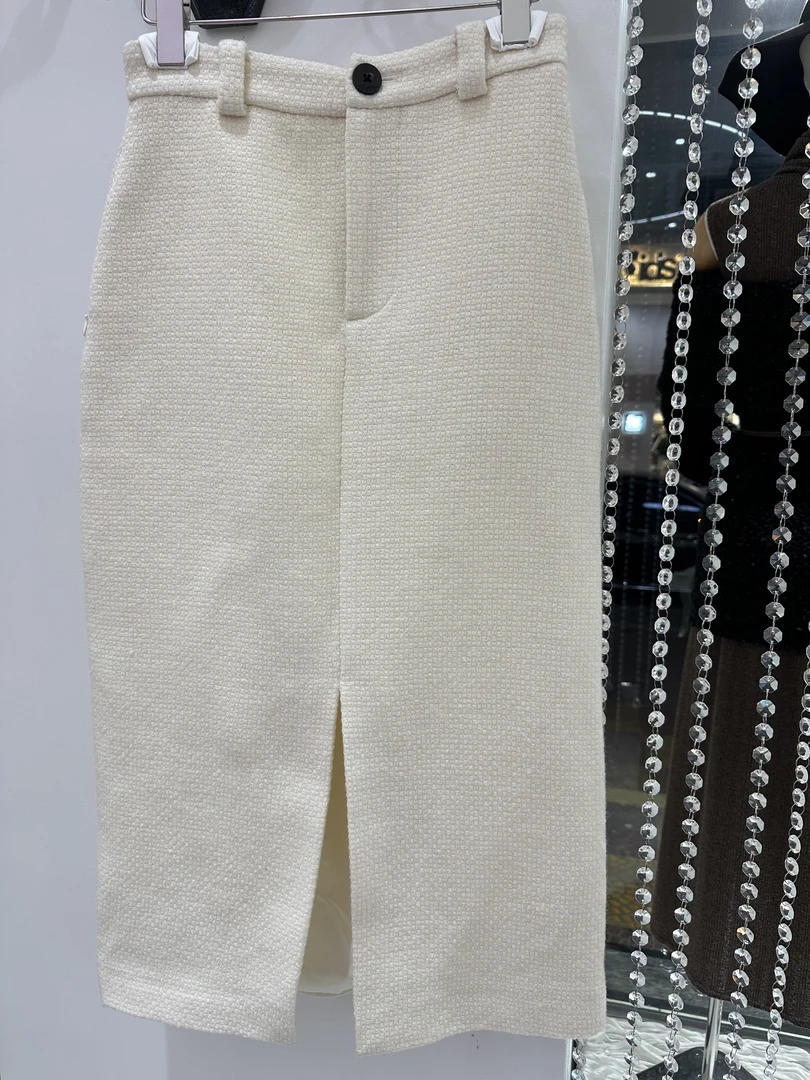 25 米色羊毛半身裙