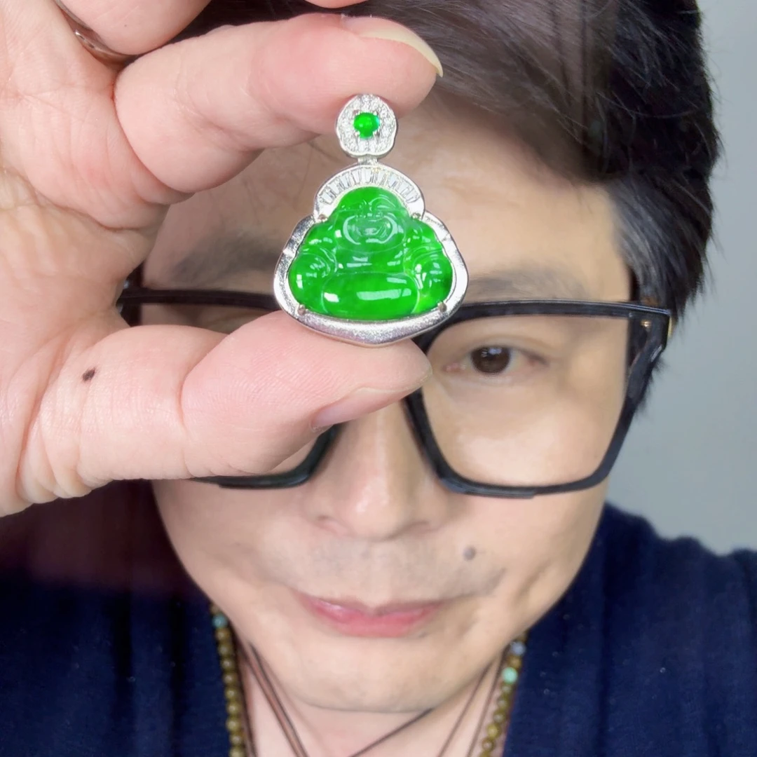 翡翠未镶嵌颈饰一件