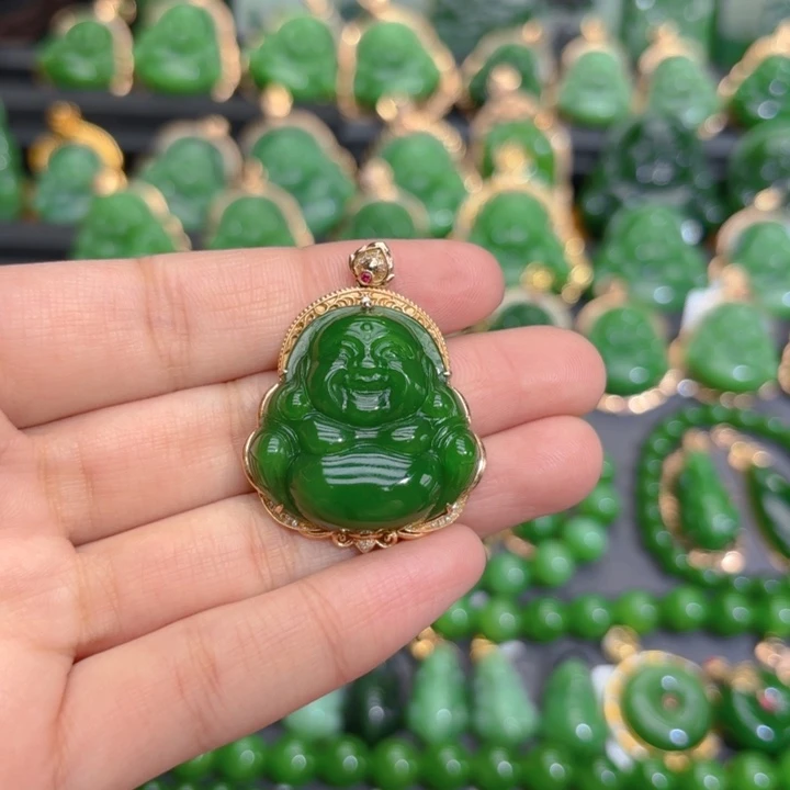 颈饰18K金镶嵌和田玉（碧玉）