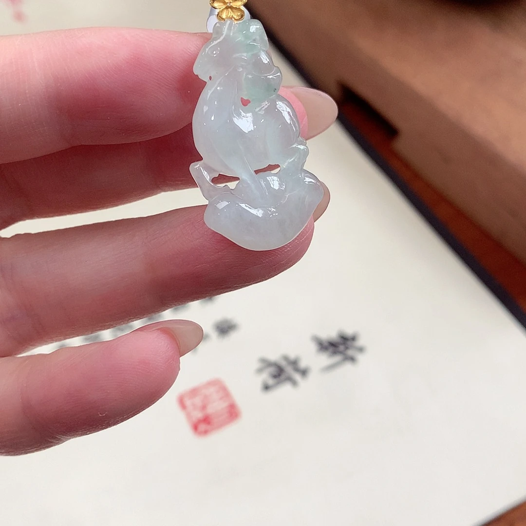 翡翠18K金镶嵌颈饰吊坠